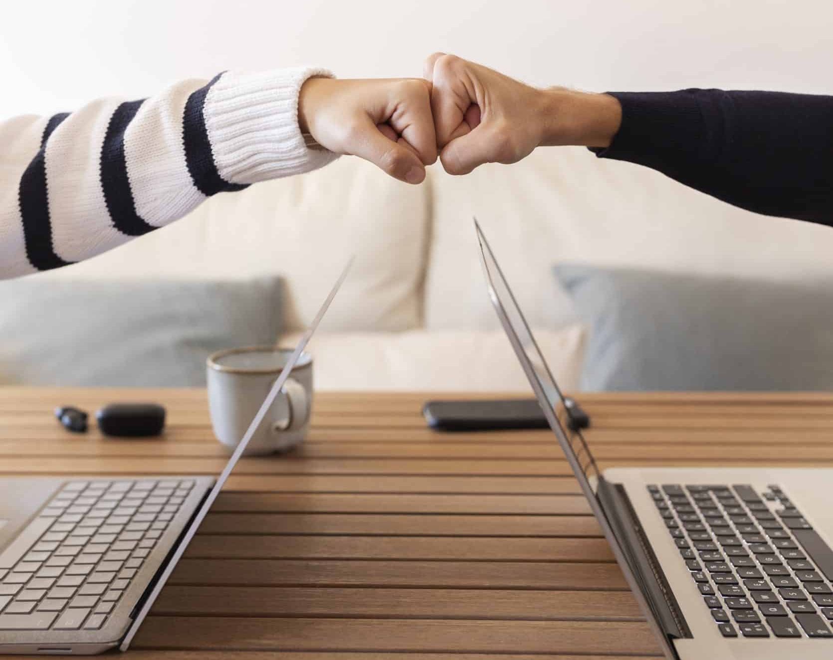 gros-plan-personnes-travaillant-domicile